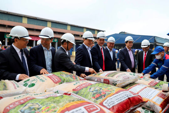 Supe Lâm Thao: Đơn vị đầu tiên trên cả nước được cấp chứng nhận sử dụng dấu định lượng  Supe Lâm Thao: Đơn vị đầu tiên trên cả nước được cấp chứng nhận sử dụng dấu định lượng