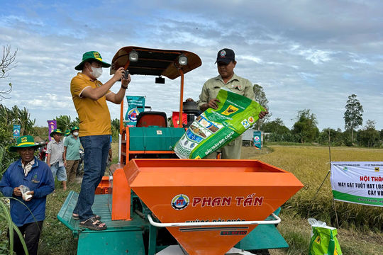 Trả dinh dưỡng lại cho đất lúa Trả dinh dưỡng lại cho đất lúa