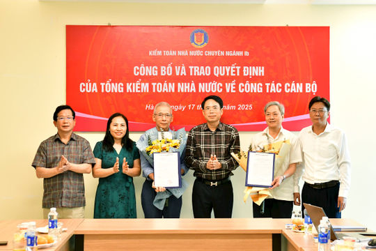 Kiểm toán nhà nước chuyên ngành Ib: Trao Quyết định nghỉ hưu trước tuổi đối với công chức Kiểm toán nhà nước chuyên ngành Ib: Trao Quyết định nghỉ hưu trước tuổi đối với công chức