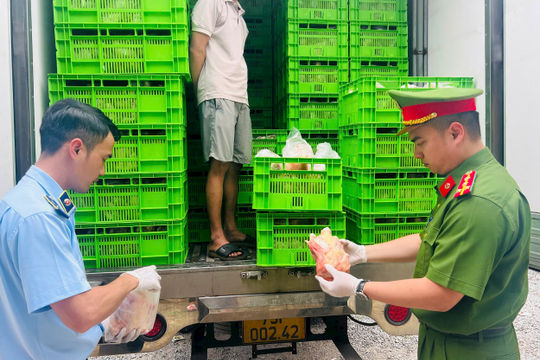 Hà Nội: Kịp thời ngăn chặn 20 tấn gà ủ muối, nội tạng “bẩn'' chuẩn bị tung ra thị trường  Hà Nội: Kịp thời ngăn chặn 20 tấn gà ủ muối, nội tạng “bẩn'' chuẩn bị tung ra thị trường