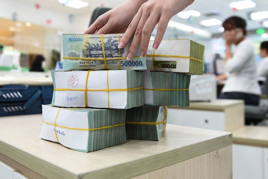 Tiền gửi vào ngân hàng giảm sau 5 tháng liên tiếp tăng Tiền gửi vào ngân hàng giảm sau 5 tháng liên tiếp tăng
