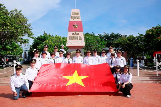 Đoàn công tác số 11 hoàn thành xuất sắc chuyến thăm quần đảo Trường Sa và nhà giàn DK1