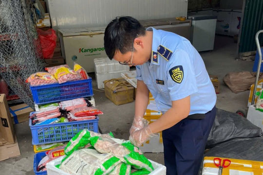 Quản lý thị trường Hà Nội tiếp tục thu giữ lượng lớn thực phẩm bẩn sắp tuồn ra thị trường