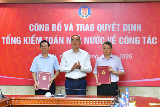 Trao Quyết định nghỉ hưu trước tuổi cho hai Phó Giám đốc Trường Đào tạo và Bồi dưỡng nghiệp vụ kiểm toán