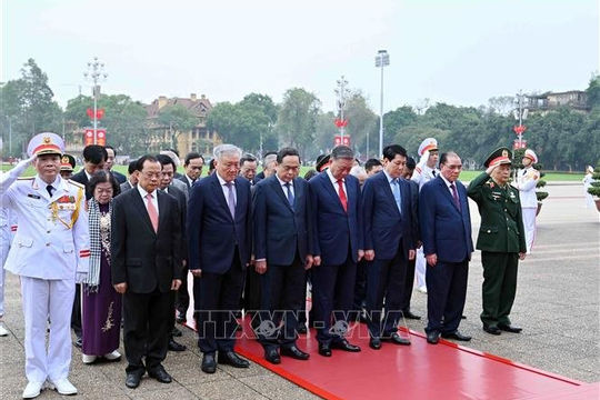 Lãnh đạo Đảng, Nhà nước vào Lăng viếng Chủ tịch Hồ Chí Minh
 Lãnh đạo Đảng, Nhà nước vào Lăng viếng Chủ tịch Hồ Chí Minh