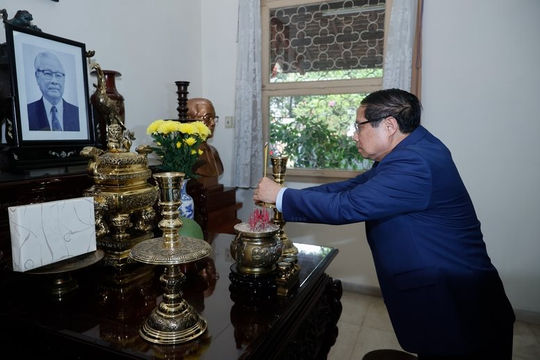 Thủ tướng Phạm Minh Chính dâng hương tưởng nhớ các đồng chí Phạm Hùng, Võ Văn Kiệt