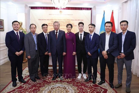 Tổng Bí thư Tô Lâm gặp gỡ cán bộ Đại sứ quán và cộng đồng người Việt Nam tại Kazakhstan