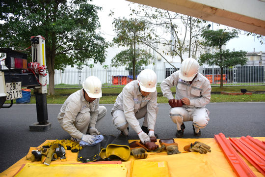 Đội sửa chữa điện nóng EVNHANOI: Chiến sĩ xung kích giữ nguồn điện Thủ đô không bị gián đoạn 