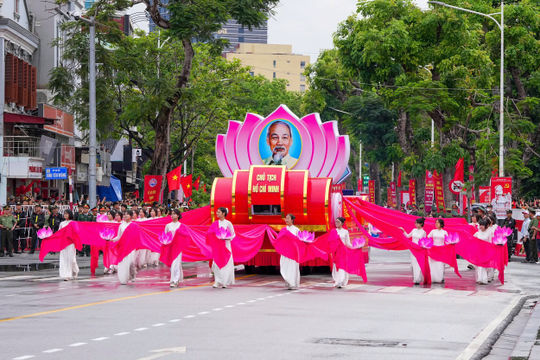 Duyệt đội ngũ và Diễu hành quần chúng chào mừng kỷ niệm 70 năm Ngày Giải phóng Hải Phòng 
