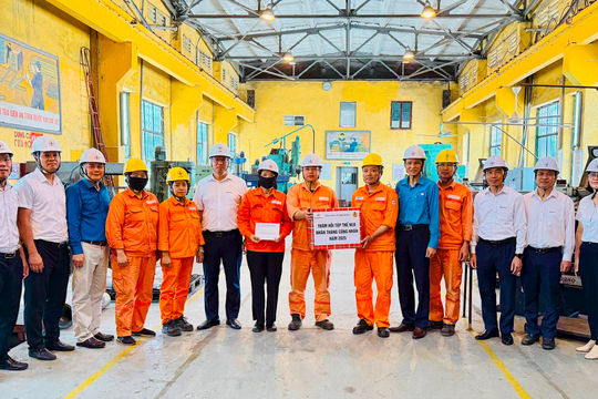 Tổng công ty Phát điện 1 thăm hỏi, động viên người lao động Công ty Nhiệt điện Uông Bí