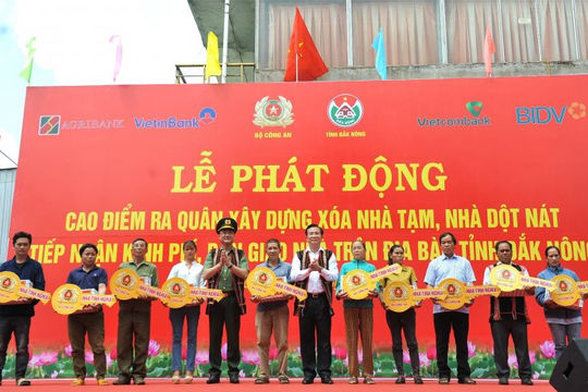 Bộ Công an hỗ trợ hơn 1.400 tỷ đồng xóa nhà tạm, dột nát Bộ Công an hỗ trợ hơn 1.400 tỷ đồng xóa nhà tạm, dột nát