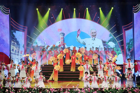 Khắc họa hình ảnh Bác Hồ qua Chương trình nghệ  thuật "Quà tháng 5 dâng Người"