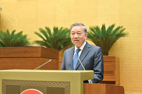 Thắp lên ngọn lửa Đổi mới - Khát vọng - Hành động, vì một Việt Nam giàu mạnh, hùng cường