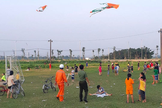 Cảnh báo tai nạn điện do thả diều gần hành lang lưới điện 