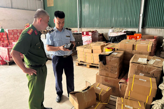 Quản lý thị trường Hà Nội: Thu giữ hàng nghìn ắc quy không rõ nguồn gốc