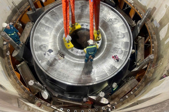 Hạ đặt thành công bánh xe công tác 110 tấn tại dự án Nhà máy Thủy điện Hòa Bình mở rộng