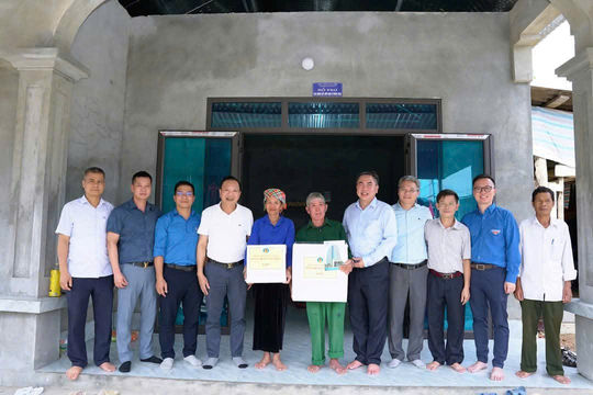 Trao tặng 6 nhà tình nghĩa cho hộ gia đình nghèo vùng đồng bào dân tộc thiểu số tỉnh Lai Châu