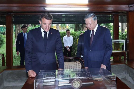 Tổng Bí thư Tô Lâm và Tổng thống Pháp thăm Khu di tích Chủ tịch Hồ Chí Minh tại Phủ Chủ tịch