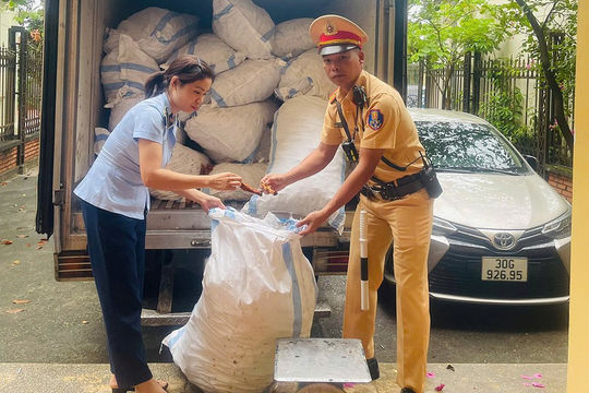 Hà Nội: Tạm giữ hơn 1,4 tấn chân gà không nguồn gốc đang trên đường tiêu thụ