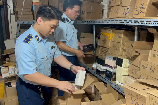 Quản lý thị trường Hà Nội thu giữ hàng nghìn chai nước hoa nhập lậu, giả mạo nhãn hiệu Quản lý thị trường Hà Nội thu giữ hàng nghìn chai nước hoa nhập lậu, giả mạo nhãn hiệu