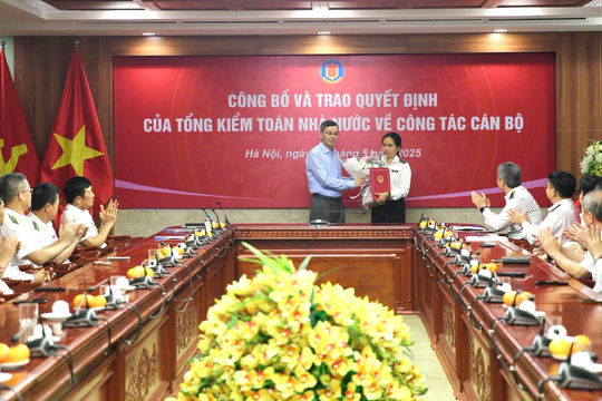 Trao Quyết định nghỉ chế độ đối với Phó Kiểm toán trưởng KTNN chuyên ngành Ia   Trao Quyết định nghỉ chế độ đối với Phó Kiểm toán trưởng KTNN chuyên ngành Ia