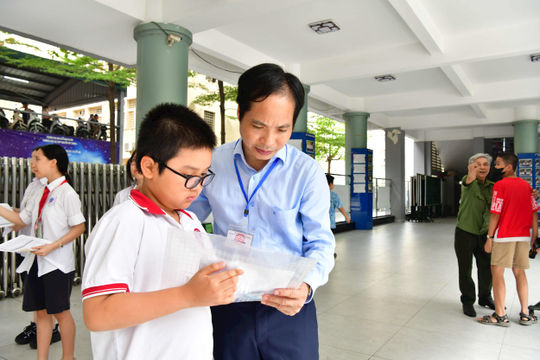 Mong có môi trường tốt, học sinh nườm nượp dự thi lớp 6 Trường Nguyễn Tất Thành Mong có môi trường tốt, học sinh nườm nượp dự thi lớp 6 Trường Nguyễn Tất Thành