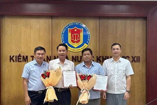 KTNN khu vực XII trao quyết định nghỉ hưu cho công chức, người lao động KTNN khu vực XII trao quyết định nghỉ hưu cho công chức, người lao động