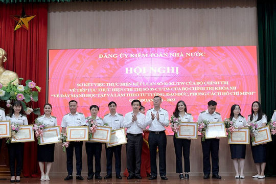 Chủ động, tích cực học tập và làm theo gương Bác Chủ động, tích cực học tập và làm theo gương Bác