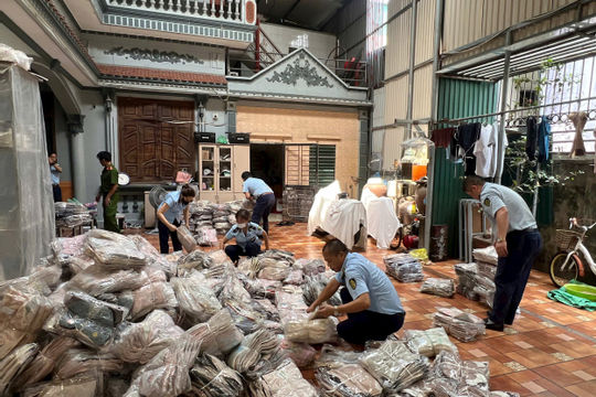 Quản lý thị trường Hà Nội: Tiếp tục phát hiện hàng chục nghìn sản phẩm và thực phẩm nhập lậu Quản lý thị trường Hà Nội: Tiếp tục phát hiện hàng chục nghìn sản phẩm và thực phẩm nhập lậu