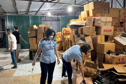 Hà Nội: Hơn 4 tấn táo đỏ nhập lậu bị tạm giữ 