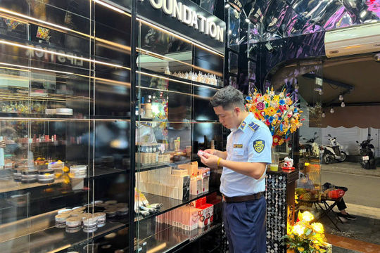 Hà Nội: Tạm giữ lô mỹ phẩm không rõ nguồn gốc trị giá gần 100 triệu đồng tại quận Hoàn Kiếm 