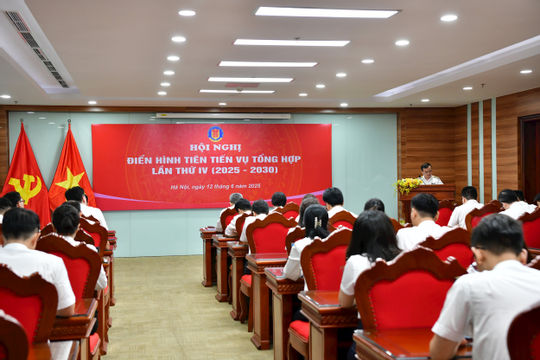 Thi đua khen thưởng tạo động lực mới cho sự phát triển toàn diện của Vụ Tổng hợp Thi đua khen thưởng tạo động lực mới cho sự phát triển toàn diện của Vụ Tổng hợp