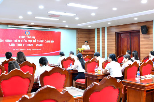 Phát huy truyền thống đoàn kết, quyết tâm tham mưu, hiến kế trong công tác cán bộ Phát huy truyền thống đoàn kết, quyết tâm tham mưu, hiến kế trong công tác cán bộ