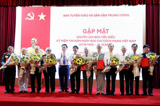 Tuyên dương người làm báo tiêu biểu nhân dịp 100 năm báo chí cách mạng Việt Nam