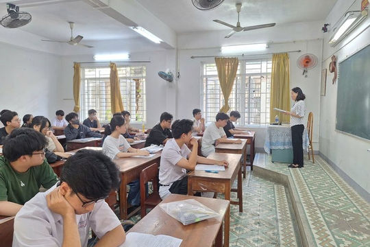 Hơn 1,1 triệu thí sinh hoàn thành ngày đầu tiên thi tốt nghiệp THPT