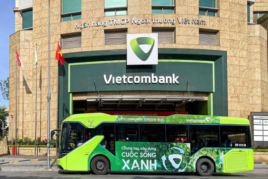 Chuyển động xanh giữa lòng đô thị: Vietcombank là ngân hàng đầu tiên tại Việt Nam triển khai mô hình xe buýt điện nội bộ