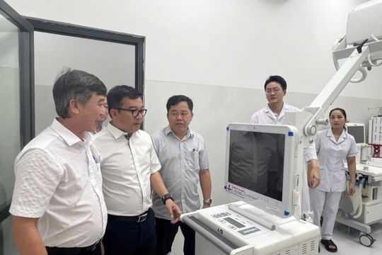 BSR trao tặng trang thiết bị y tế cho Quân dân y huyện Côn Đảo