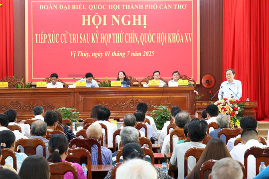 Chủ tịch Quốc hội Trần Thanh Mẫn tiếp xúc cử tri tại thành phố Cần Thơ