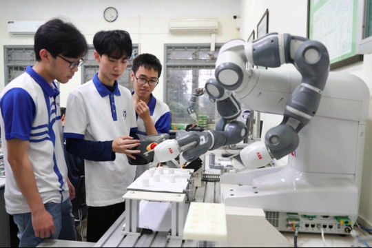 Tạo đột phá trong đào tạo nguồn nhân lực chất lượng cao Tạo đột phá trong đào tạo nguồn nhân lực chất lượng cao