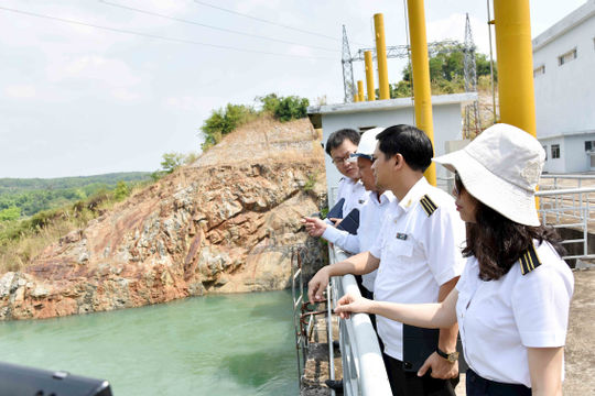 Hành trình ngược ngàn, vượt con nước gieo niềm tin trong dân…