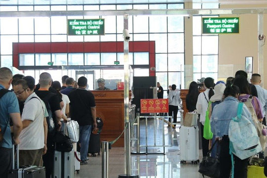 Lượng khách xuất, nhập cảnh qua cửa khẩu Hữu Nghị tăng 16% trong nửa đầu năm 2025 Lượng khách xuất, nhập cảnh qua cửa khẩu Hữu Nghị tăng 16% trong nửa đầu năm 2025