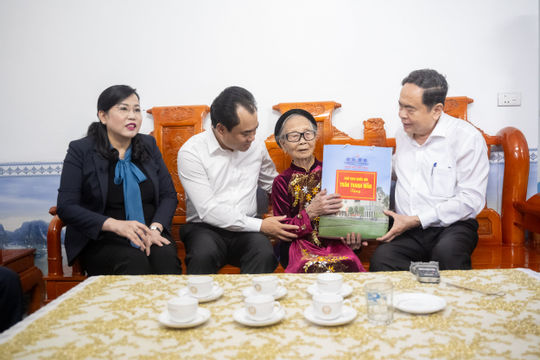 Chủ tịch Quốc hội: Thường xuyên chăm lo gia đình có công với đất nước Chủ tịch Quốc hội: Thường xuyên chăm lo gia đình có công với đất nước