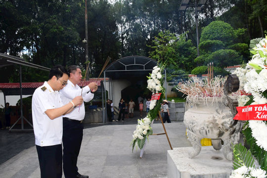 Hội Cựu chiến binh KTNN và KTNN chuyên ngành Ib dâng hương tại Khu di tích Quốc gia Ngã ba Đồng Lộc  Hội Cựu chiến binh KTNN và KTNN chuyên ngành Ib dâng hương tại Khu di tích Quốc gia Ngã ba Đồng Lộc