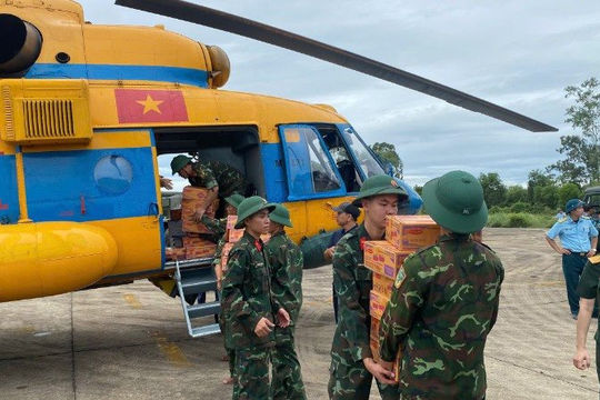 Trực thăng quân đội thả hàng cứu trợ vùng lũ miền tây Nghệ An Trực thăng quân đội thả hàng cứu trợ vùng lũ miền tây Nghệ An