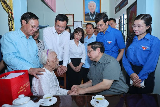 Thủ tướng thăm Mẹ Việt Nam anh hùng và dâng hương tại Quảng Trị