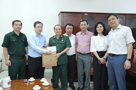 Đảng ủy Quốc hội thăm hỏi, tặng quà tri ân nhân ngày 27/7 Đảng ủy Quốc hội thăm hỏi, tặng quà tri ân nhân ngày 27/7