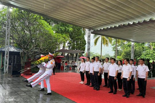 Kiểm toán nhà nước chuyên ngành Ia dâng hương, tưởng niệm các anh hùng liệt sỹ Kiểm toán nhà nước chuyên ngành Ia dâng hương, tưởng niệm các anh hùng liệt sỹ