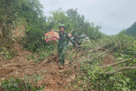 Bộ đội Biên phòng vượt rừng vận chuyển quân trang, thuốc chữa bệnh vào vùng lũ Nghệ An 