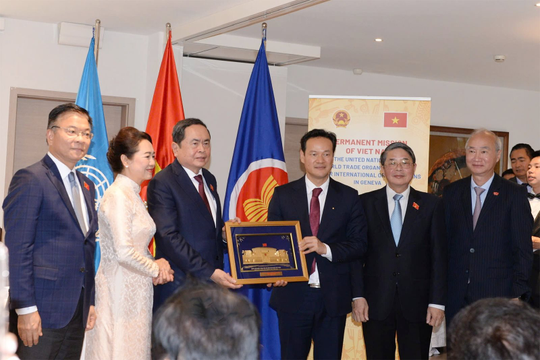 Chủ tịch Quốc hội gặp mặt cộng đồng người Việt Nam tại Thụy Sĩ