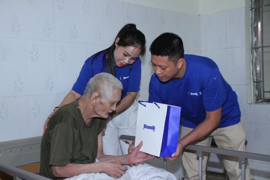 Vinamilk “Tri ân thế hệ đi trước là cách chúng tôi tiếp tục chăm sóc thế hệ mai sau” Vinamilk “Tri ân thế hệ đi trước là cách chúng tôi tiếp tục chăm sóc thế hệ mai sau”